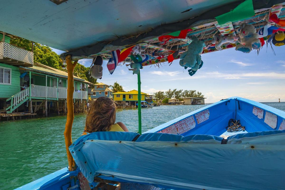 Navegando hacia los rincones más bellos de las Islas de la Bahía, en Honduras
