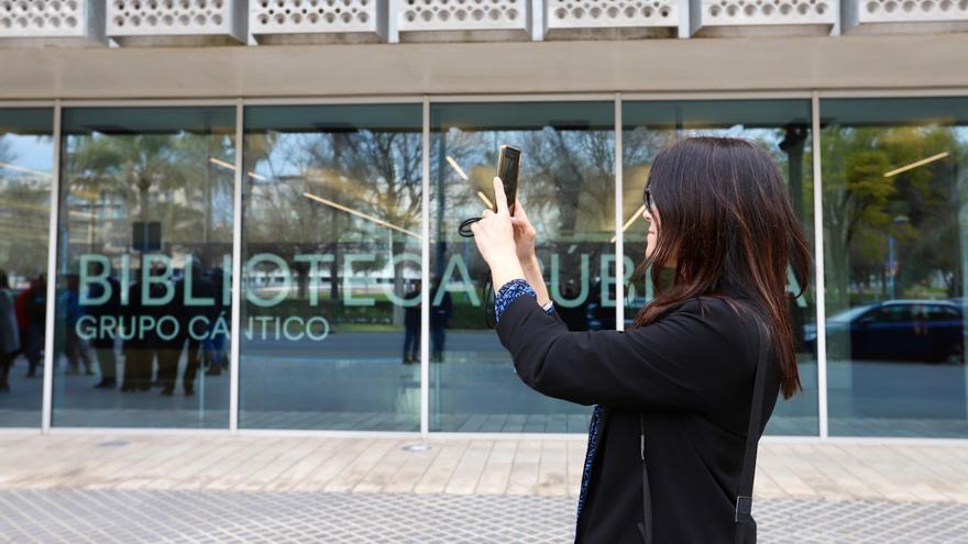 Un paseo por la biblioteca pública Grupo Cántico