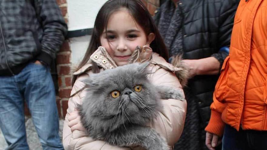 La pequeña Claudia Batalla, con su gato &quot;Garfield&quot;.