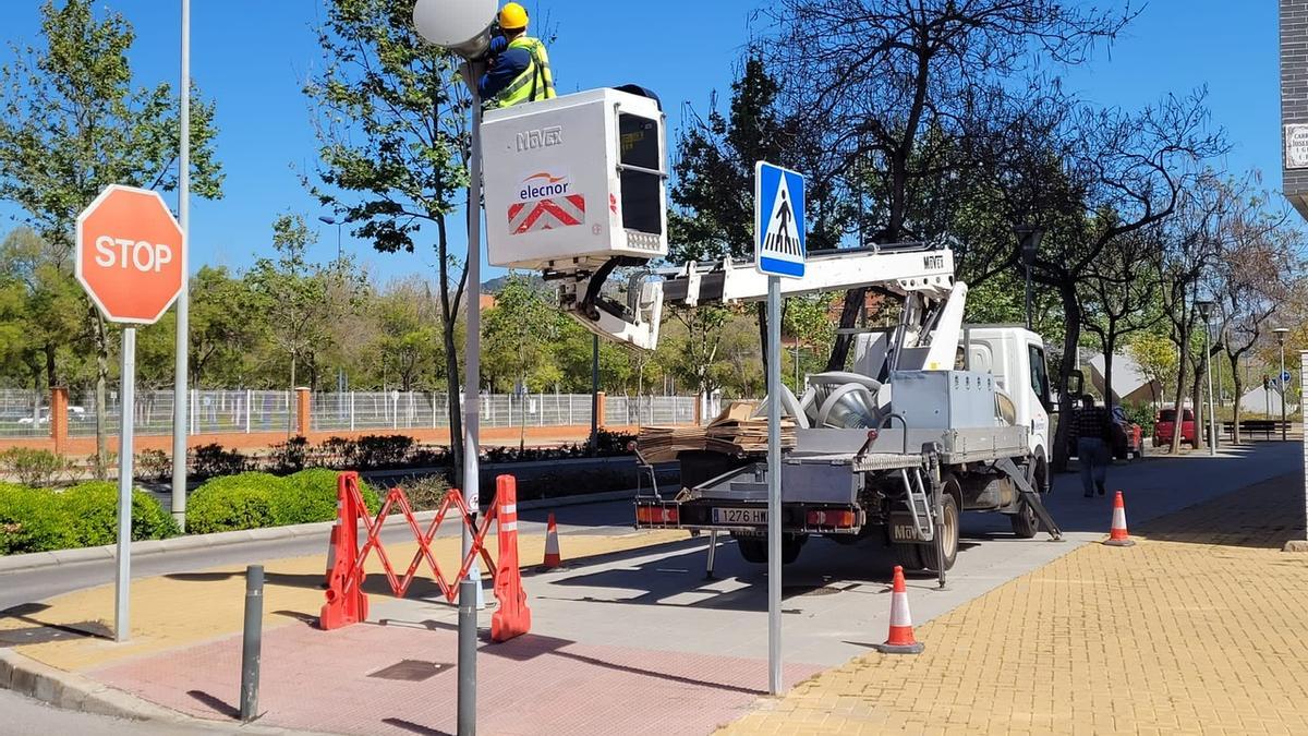 Operarios cambiando el alumbrado en la Avenida de Vicent Sos Baynat, al lado de la UJI.