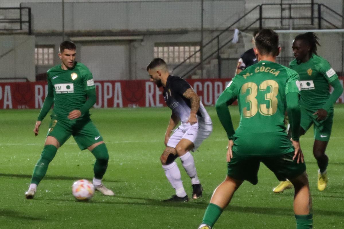 Raúl Guti controla un balón ante un jugador del Ceuta, con el canterano y debutante Manu Cocca de espaldas