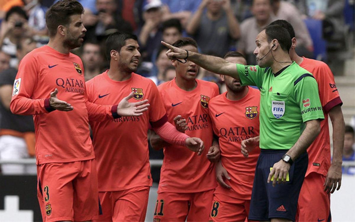 Mateu Lahoz volvió a crispar los ánimos de la plantilla azulgrana Mateu Lahoz volvió a crispar los ánimos de la plantilla azulgrana