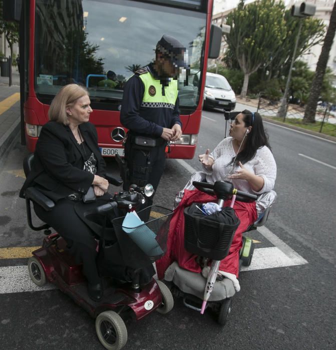 Las mujeres, que tienen problemas de movilidad, se han puesto frente al autobús durante casi una hora en la parada de Óscar Esplá