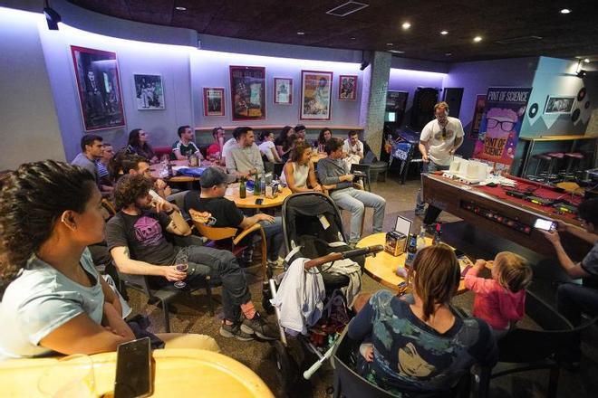 Charla en una edición anterior de Pint of Science.
