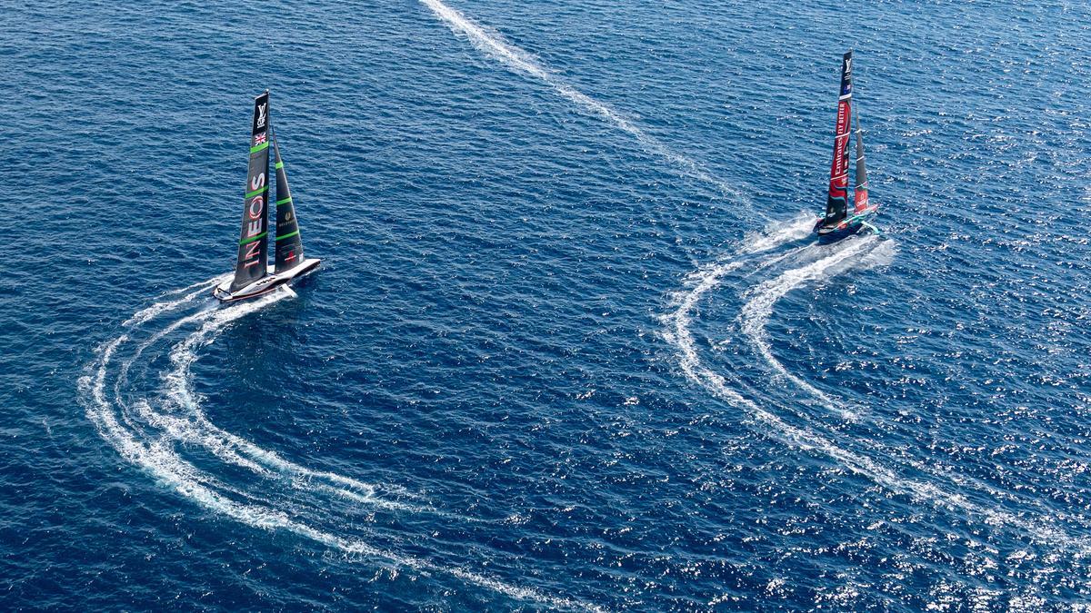 Los veleros del defensor del título, Emirates Team New Zealand, y el 'challenger of record', Ineos Britannia, en una regata de la Louis Vuitton Cup.