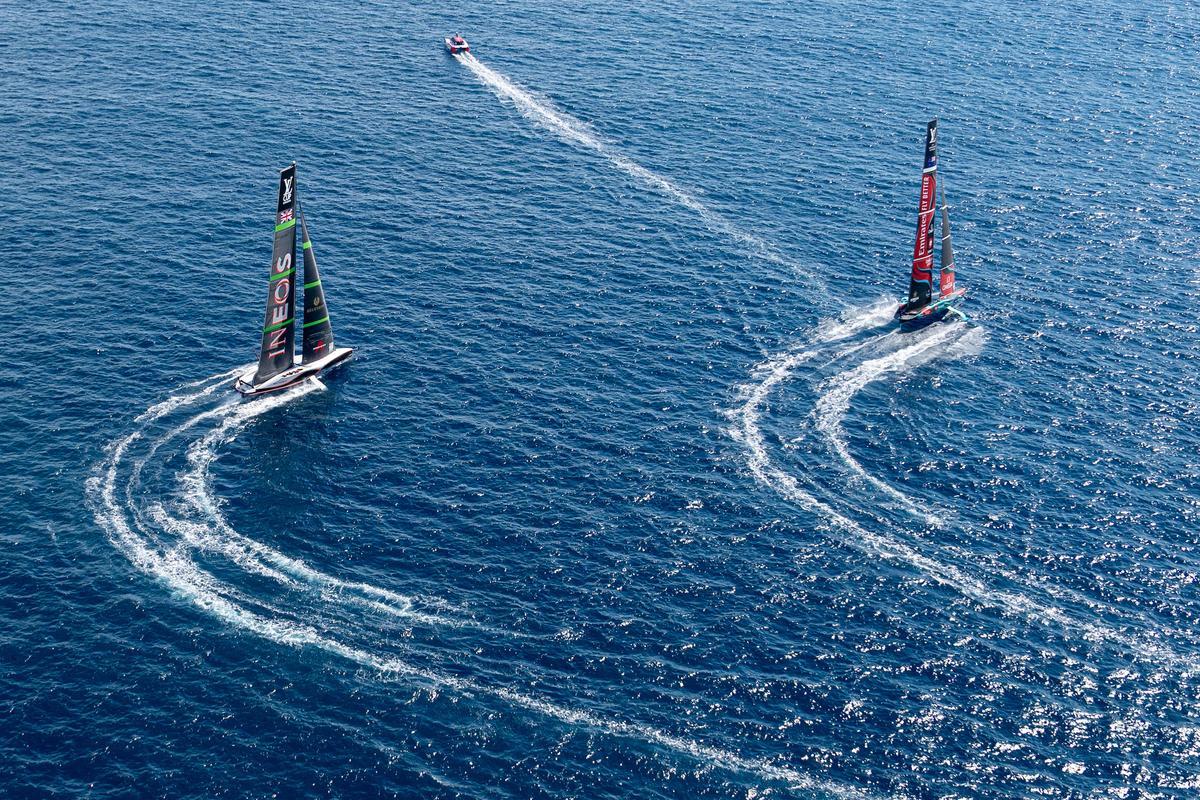 Los veleros del defensor del título, Emirates Team New Zealand, y el challenger of record, Ineos Britannia, en una regata de la Louis Vuitton Cup.