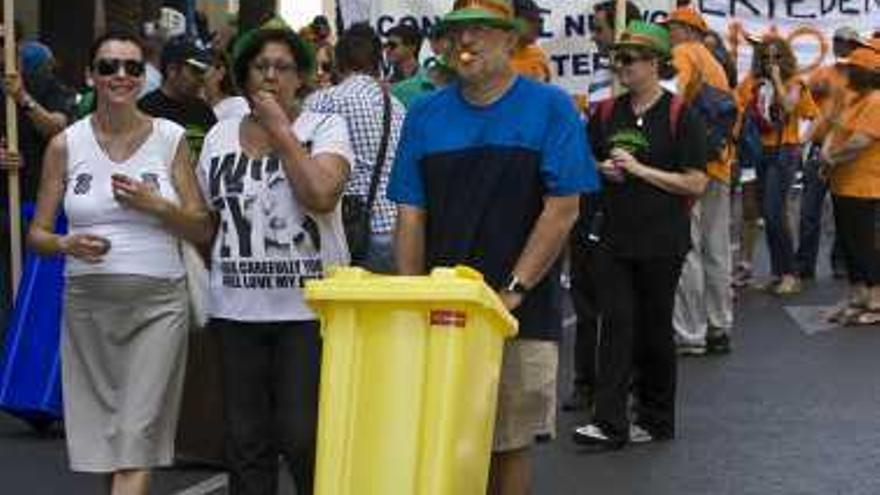 Miles de personas protestan contra el vertedero de Albatera