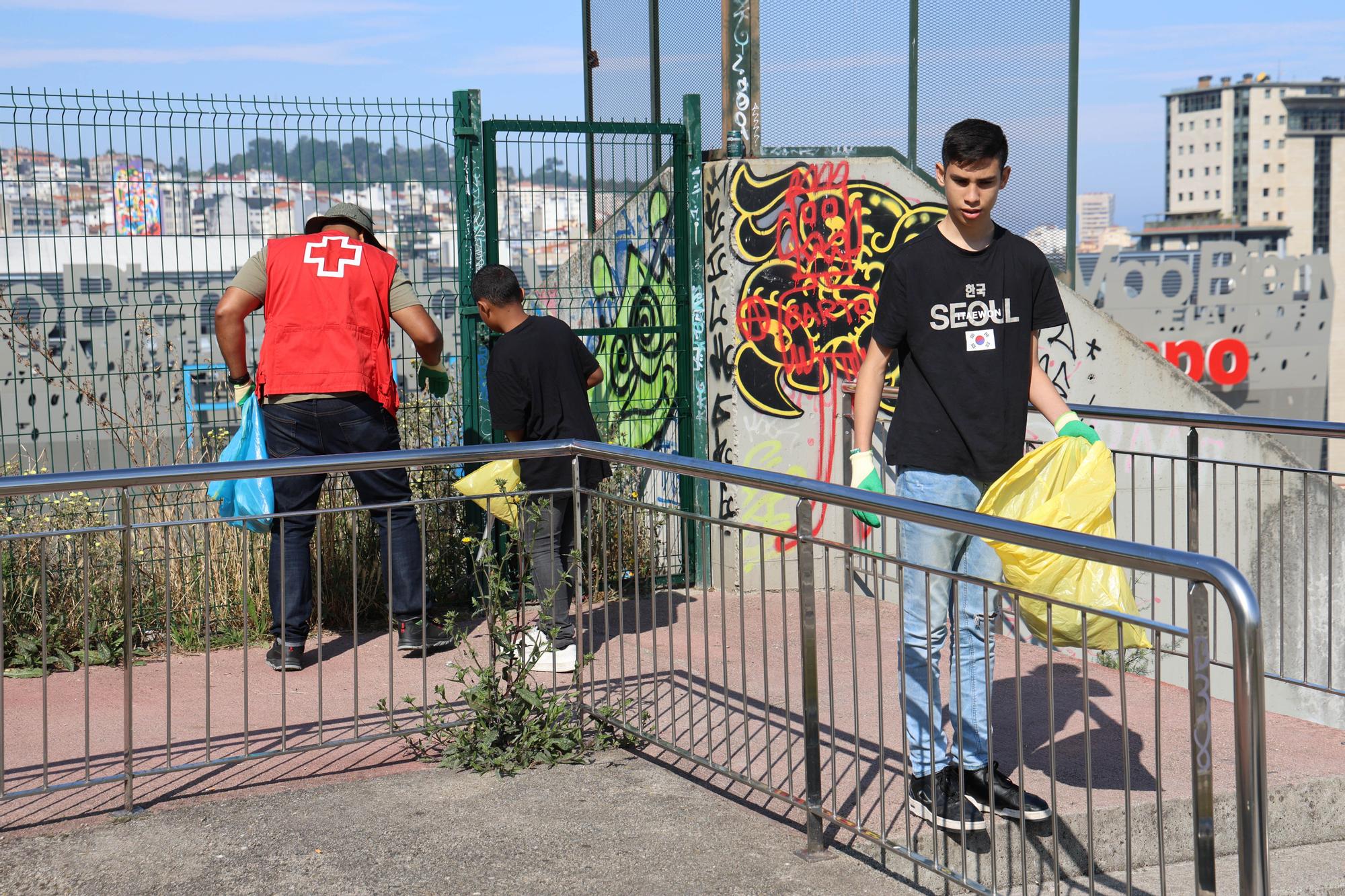 Voluntarios de Cruz Roja recogen basura en la Vía Verde