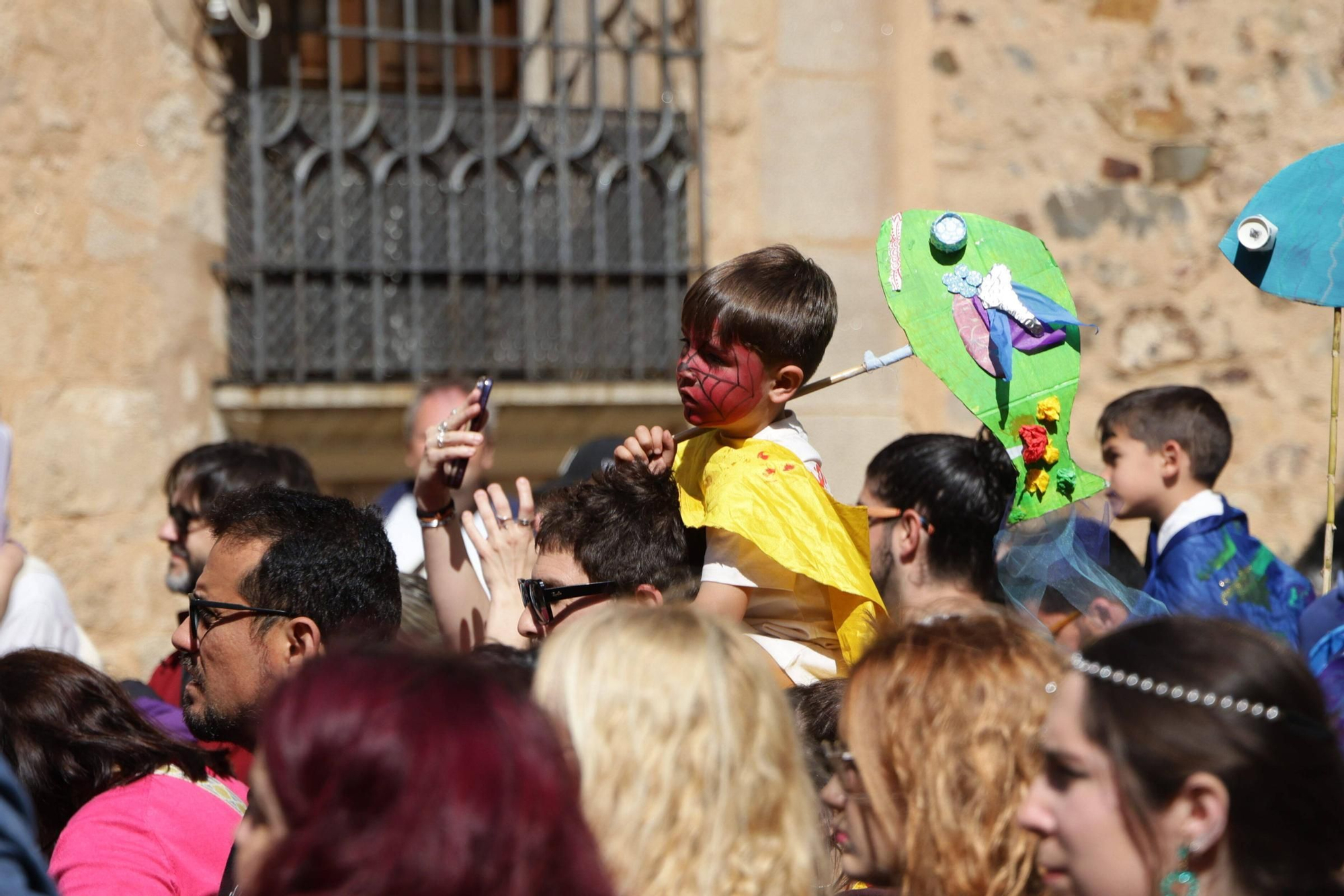 Las imágenes de este domingo de Womad en Cáceres: el pasacalles pone el broche final