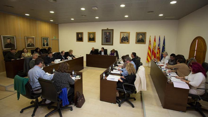 Los concejales de Sant Josep, durante la sesión plenaria de ayer.