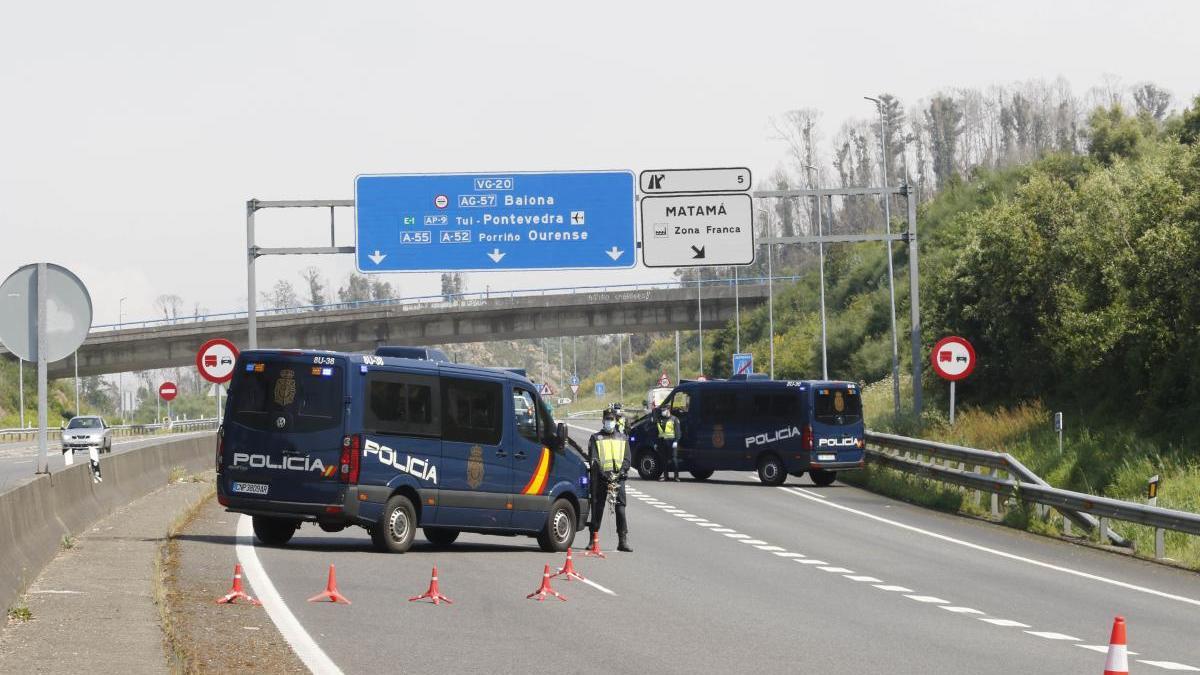 Control de la Policía Nacional en la autovía VG-20 / Alba Villar