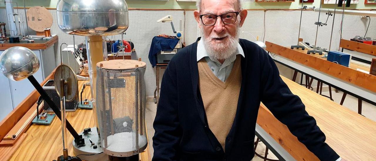 Mauro Mangas, con una jaula de Faraday en su laboratorio del colegio Maristas