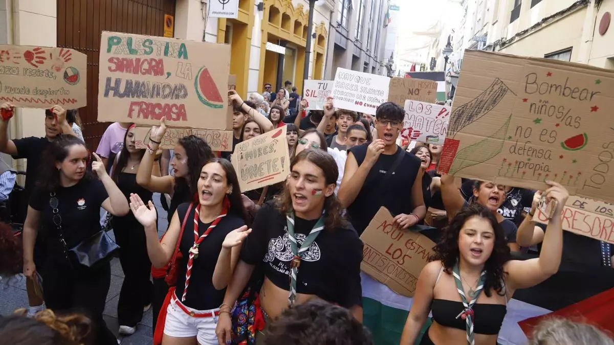Estudiantes de Córdoba se manifiestan contra el "genocidio" en Gaza y exigen al Gobierno "la ruptura total" con Israel