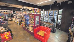 Interior de la librería Bassa, en la localidad de Móra dEbre (Tarragona)