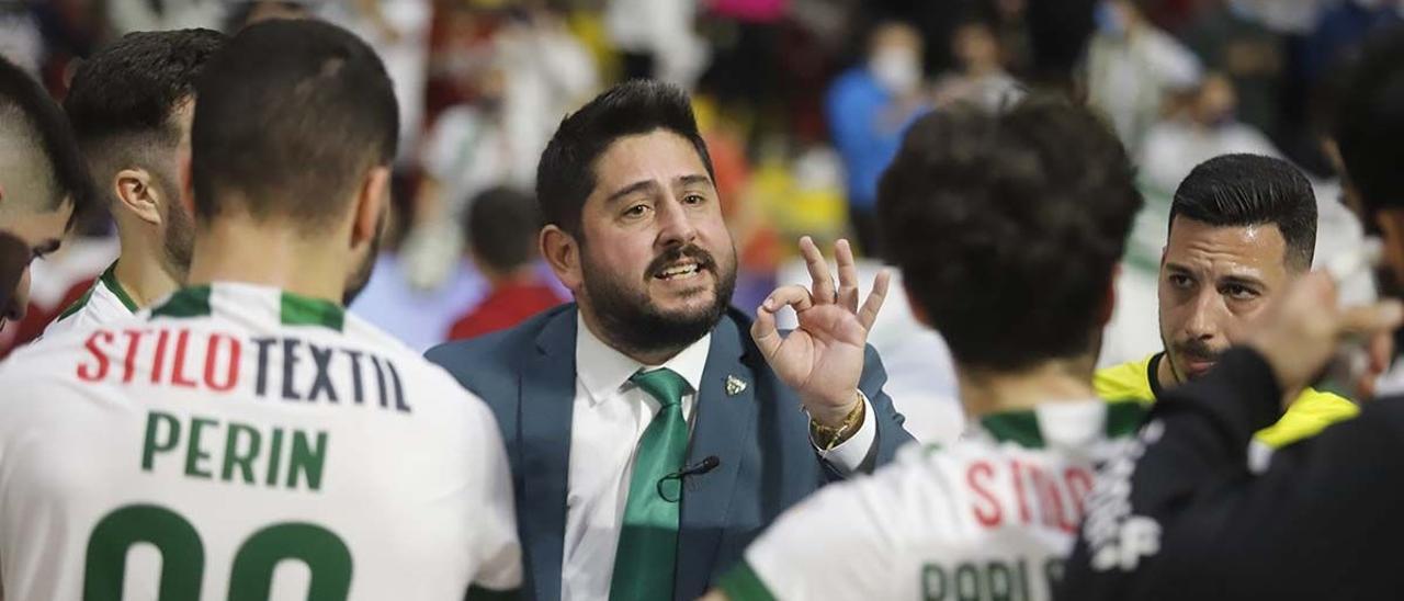 Josan González da instrucciones a sus jugadores durante un encuentro de la pasada temporada.