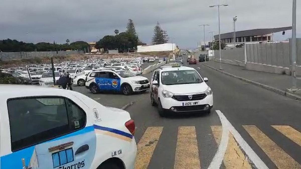 Imagen de la concentración llevada a cabo este lunes por el sector del taxi en Las Palmas de Gran Canaria.