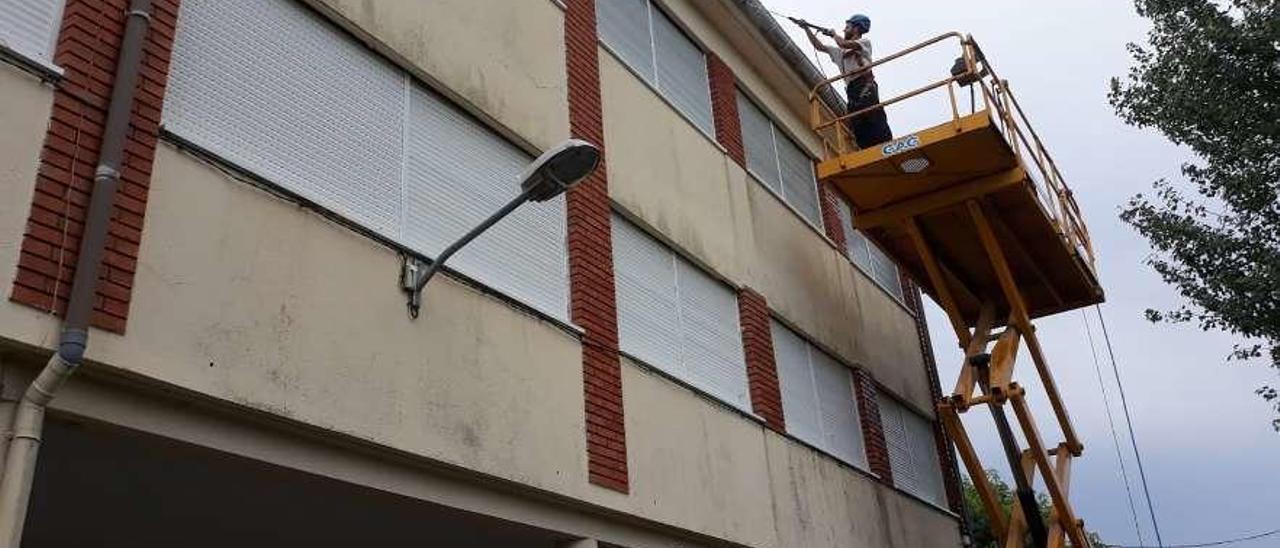 Obras en un colegio de Marín. // FdV