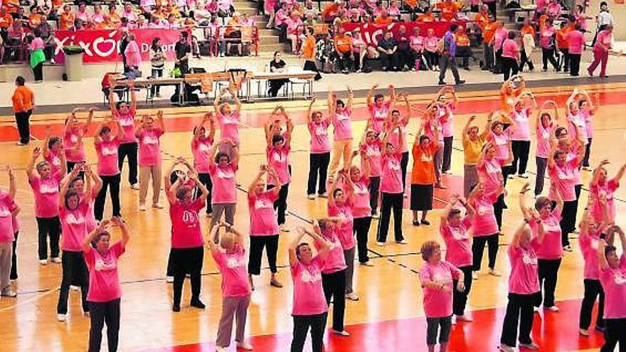 Casi un millar de veteranos deportistas se mueven al ritmo de «Mayores con marcha»