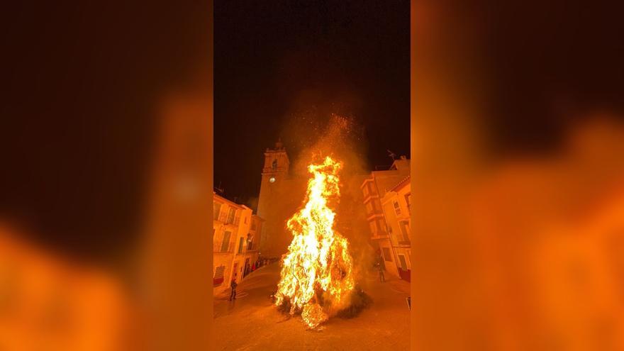 Vídeo: Gran hoguera en Albocàsser por Sant Antoni