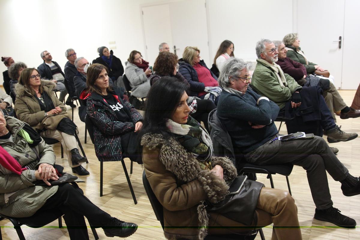 Parte del público que asistió ayer a la charla de Salvador Rodríguez en la apertura del ciclo &quot;A biblioteca de ...&quot;