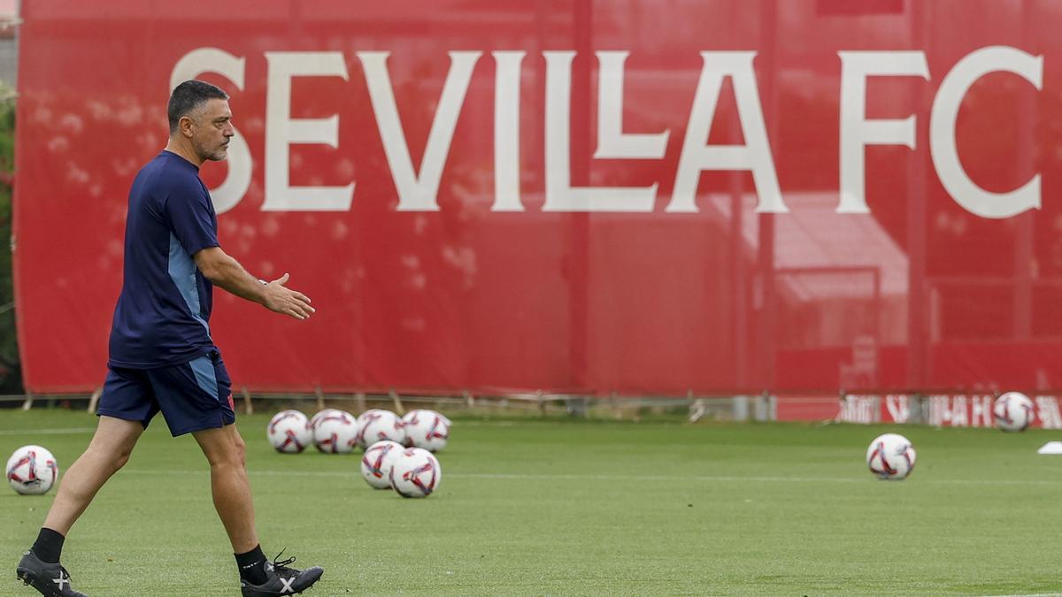 García Pimienta dirige su primer entrenamiento con el Sevilla FC