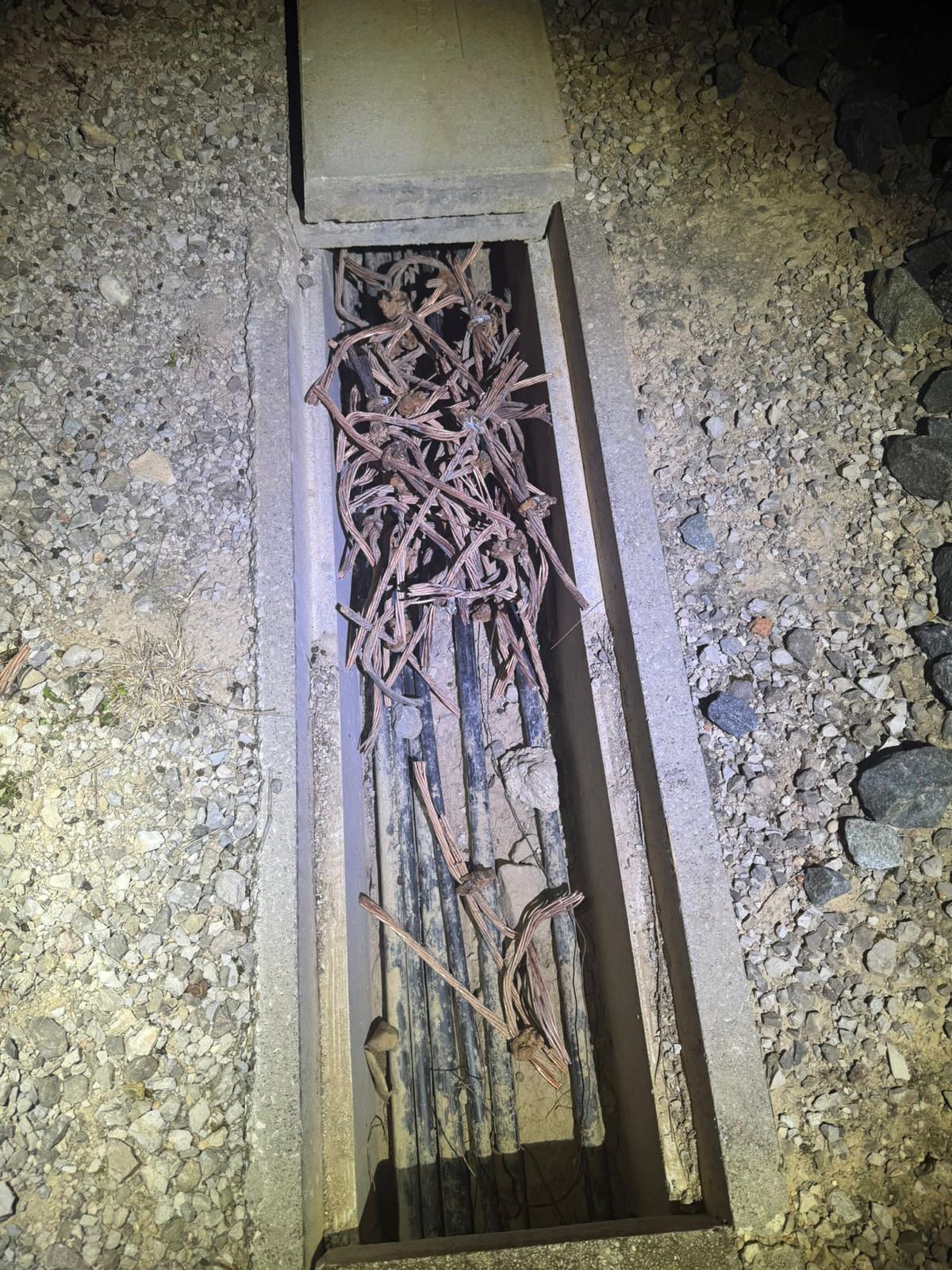 Cables cortados por los detenidos.