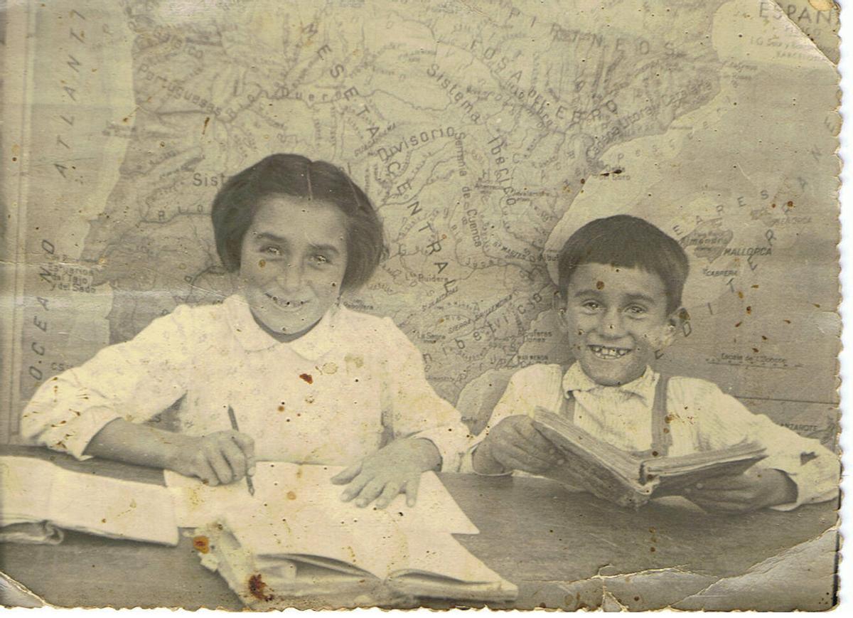 Os irmáns Isabel e Francisco Otero en Vilanova, sobre 1956.