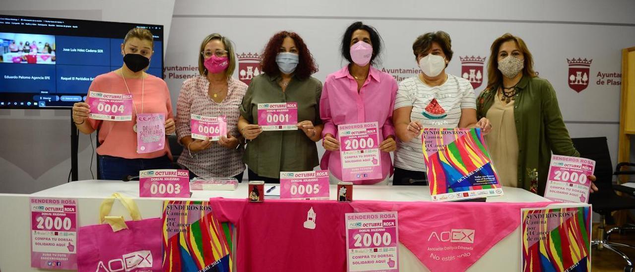 Miembros de la anterior directiva de AOEx Plasencia, en una presentación de la marcha rosa.