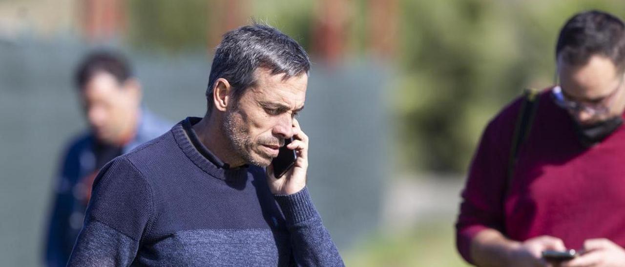 Carmelo del Pozo atiende una llamada telefónica en Fontcalent durante un entrenamiento.