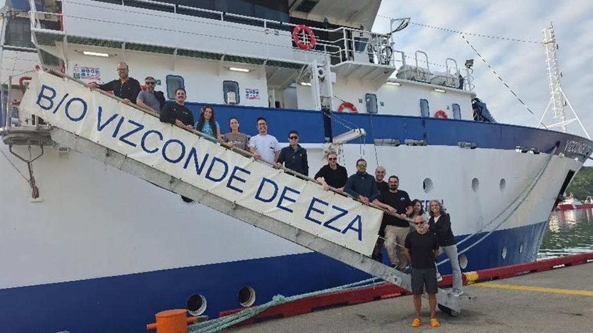 Los científicos del «Vizconde de Eza» tras finalizar la campaña.