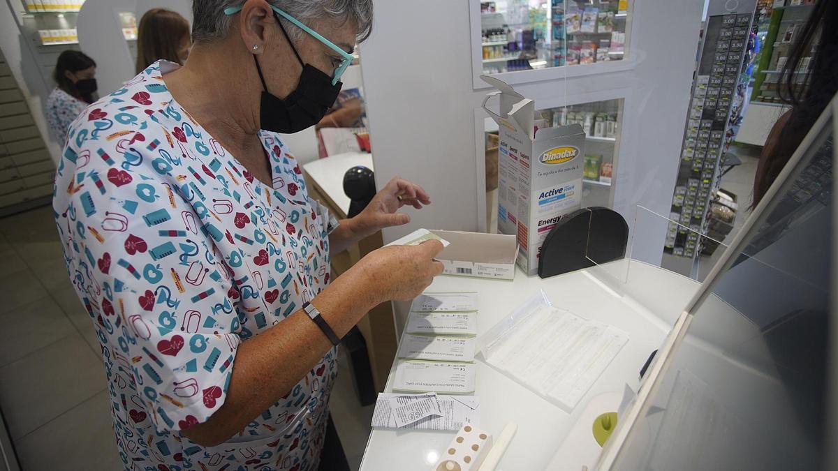 Venda de tests d’antígens en una farmàcia gironina en una imatge d’arxiu.