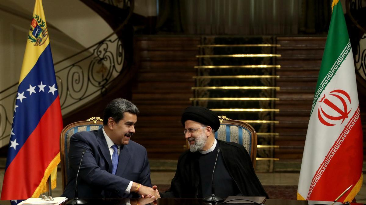 Ebrahim Raisi (R) y su homólogo venezolano, Nicolás Maduro (L)