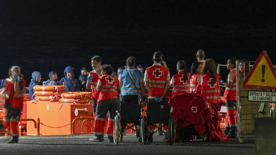 Personal de Cruz Roja atiende a un grupo de migrantes en el norte de Lanzarote. | | ADRIEL PERDOMO (EFE)