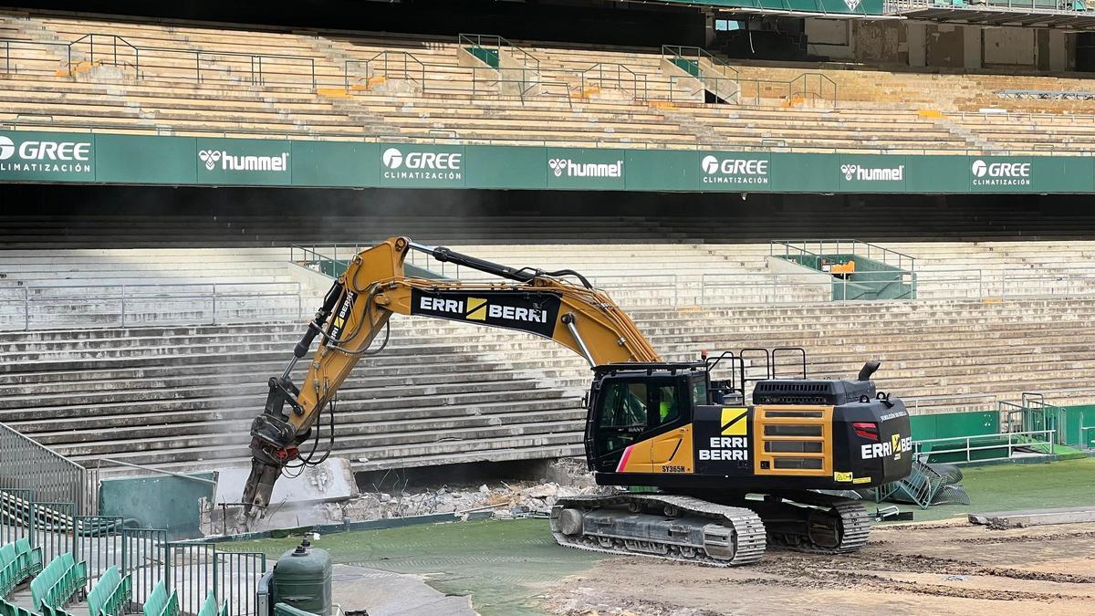 Vídeo | Comienza la demolición de la grada baja de Preferencia del Benito Villamarín