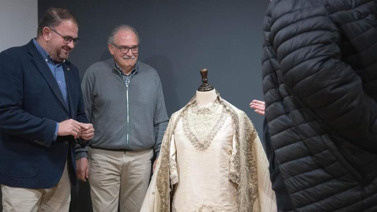 Un vestido del siglo XVIII de Santa Eulalia de recupera su esplendor perdido.