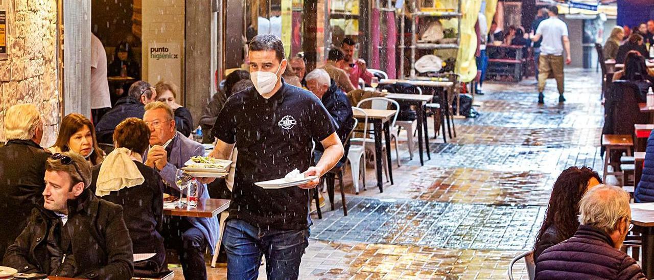 Veladores bajo la lluvia, en Benidorm.