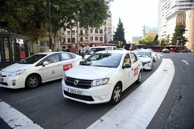 Las mejor imágenes de la jornada de movilización del taxi en Zaragoza