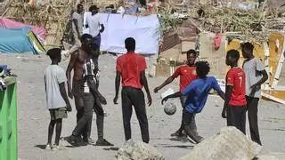 Migrantes acampados en la playa del Trampolín de Ceuta