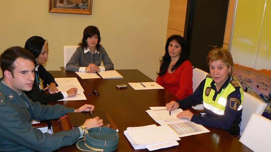 Un momento de la reunión de ayer encabezada por la alcaldesa Lledó