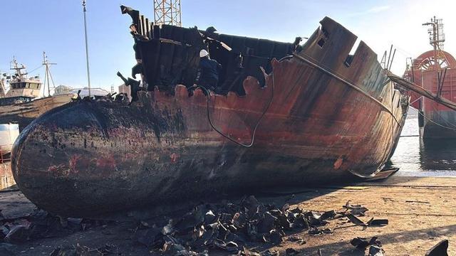 El achatarramiento del arrastrero «Feixe» en el astillero de DDR Vessels, en el puerto de El Musel.  | DRR VESSELS