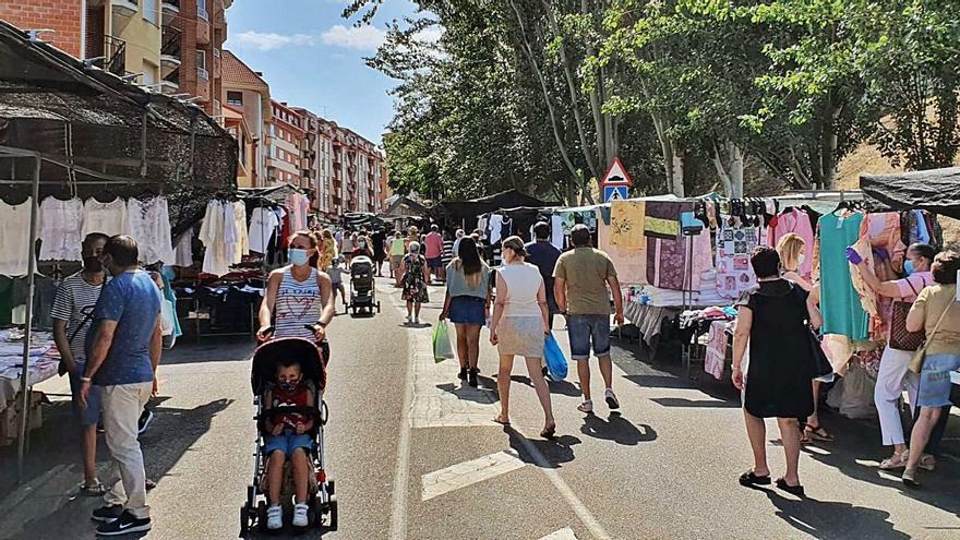 Imagen del mercadillo de la ropa en Benavente.| J. A. G.