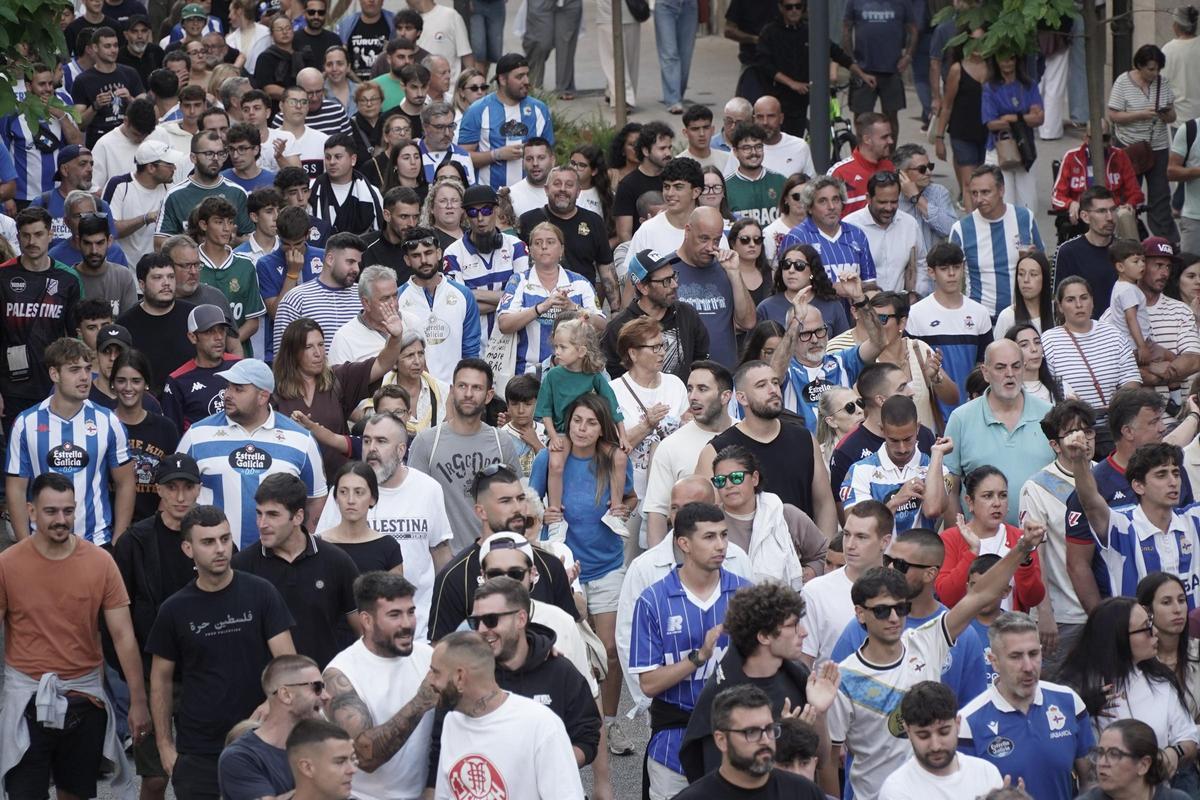 Manifestación en contra de la campaña de abonados del Deportivo