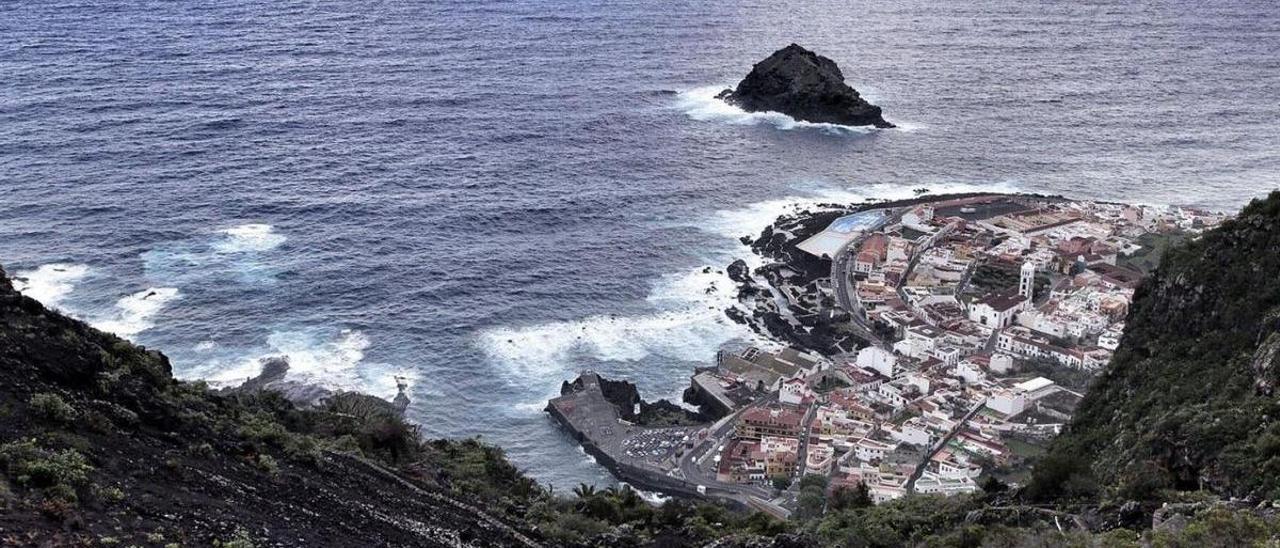 Vista panorámica del casco de Garachico desde la zona alta de los acantilados de La Culata.