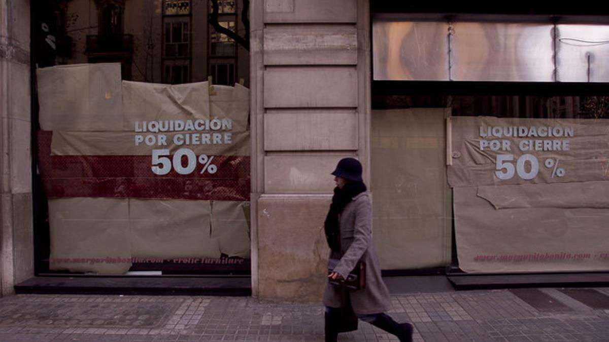 Varias tiendas cerradas por el impacto de la crisis, en Barcelona.