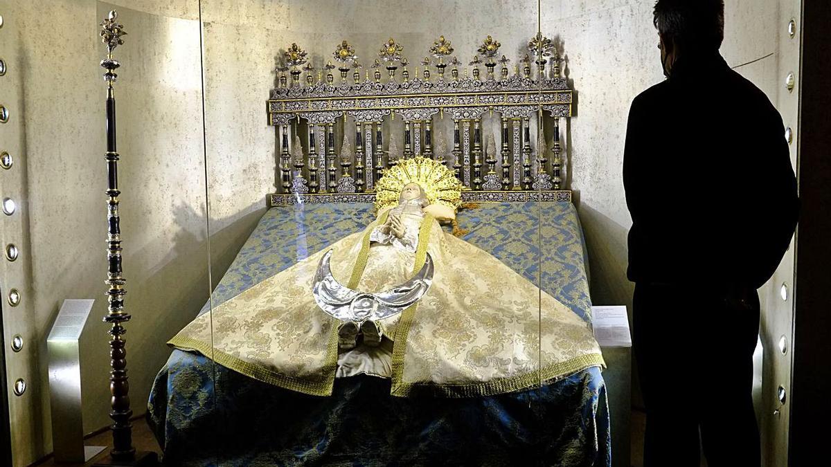 La Cama de la Virgen expuesta en un museo de Elche; abajo, su réplica en Portugal. | MATÍAS SEGARRA