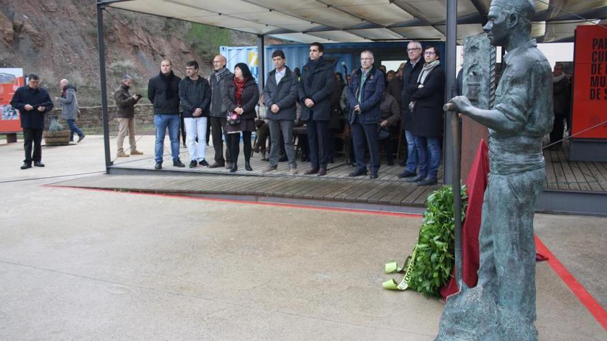 Acte de Santa Bàrbara de l&#039;any passat davant del monument al miner