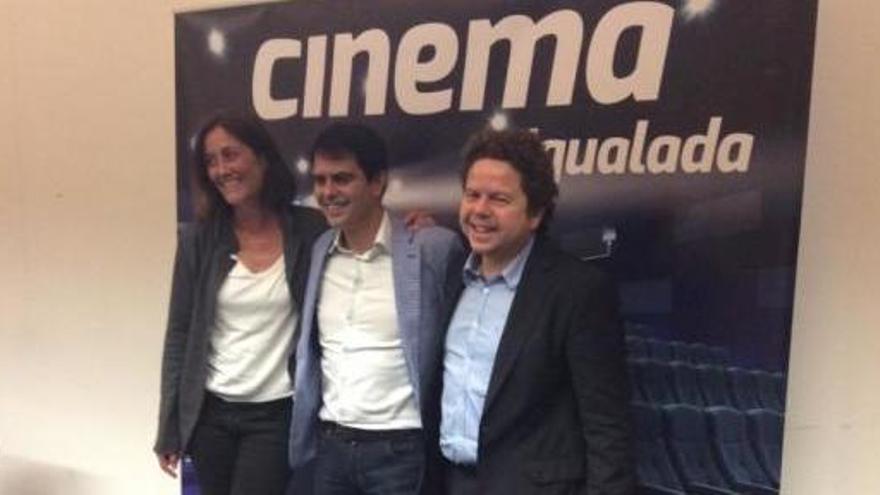 Mireia Claret, Marc Castells i Xavier Figueras davant de la imatge que mostra com serà el nou Cinema de l&#039;Ateneu