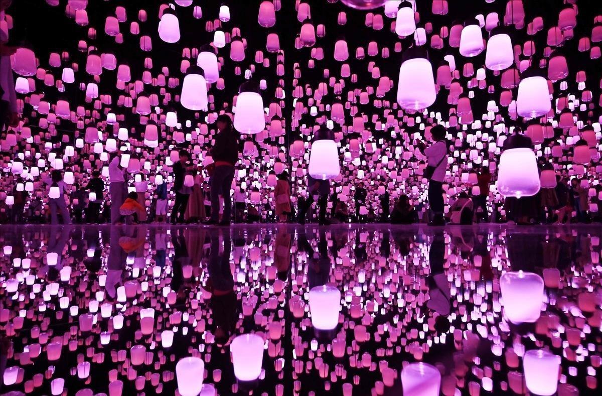 Esta fotografía muestra a las personas que disfrutan de su visita en el museo Tokio, Collective teamLab, conocido internacionalmente por su arte digital innovador que combina proyecciones de sonido y espacios cuidadosamente diseñados para crear experiencias inmersivas.