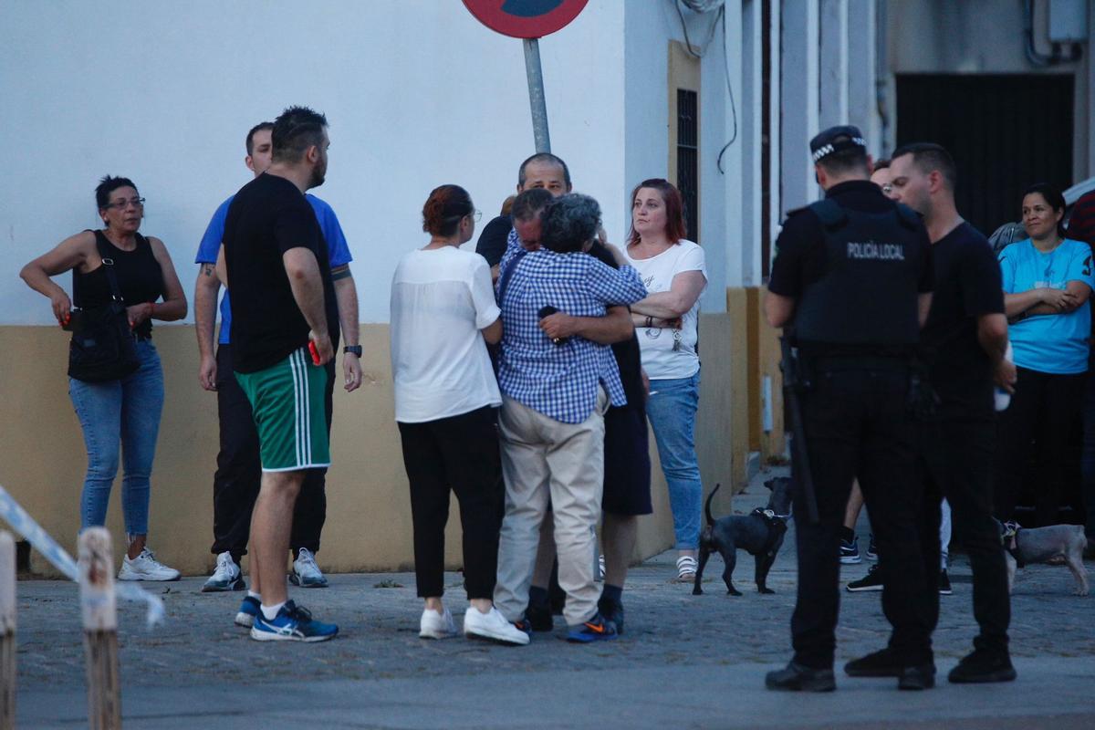 Dos personas, abrazas y llorando, durante el incendio de un asador de pollos en el Campo de la Verdad.