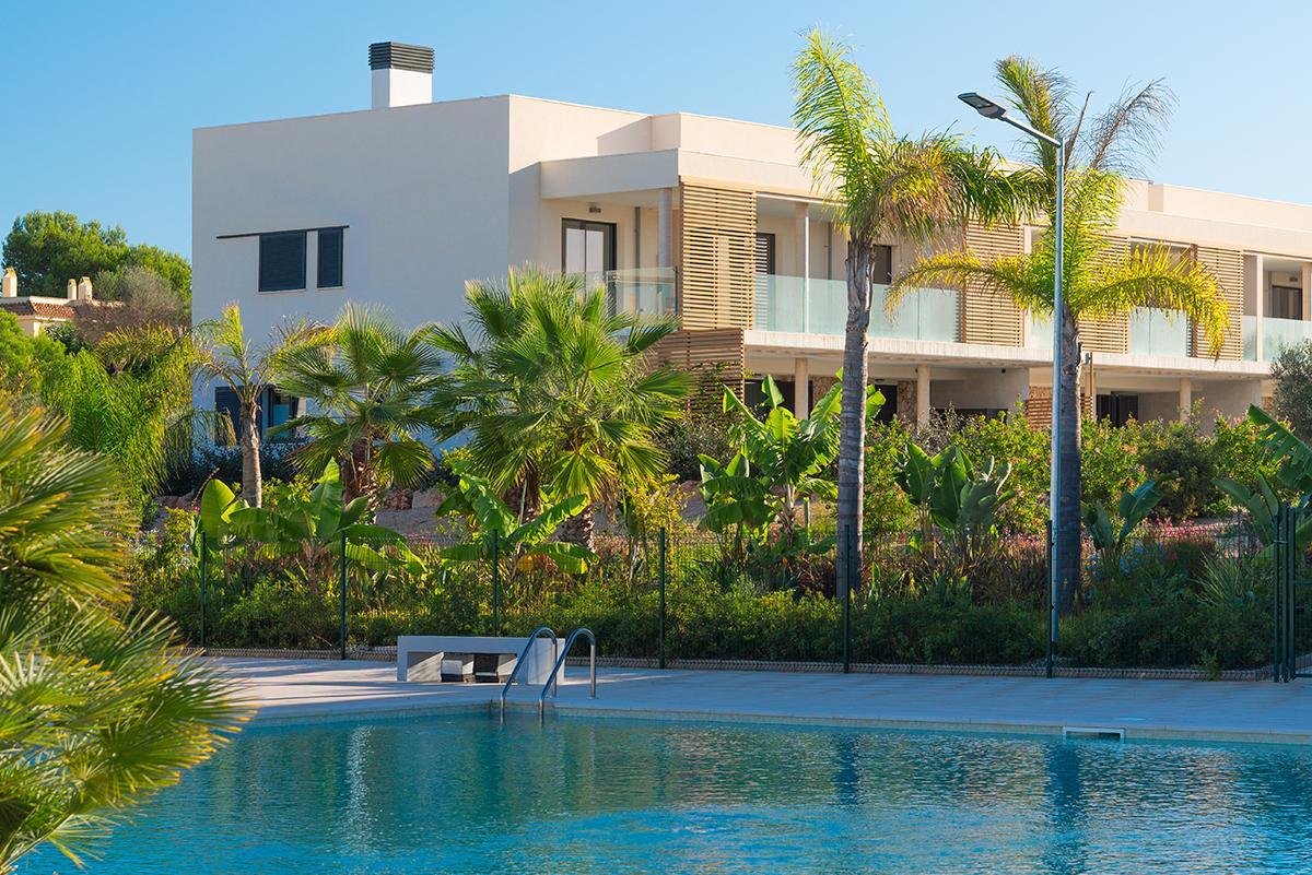 Die geräumige Wohnungen sind bei Adelfas de Es Trenc von Grün umsäumt.